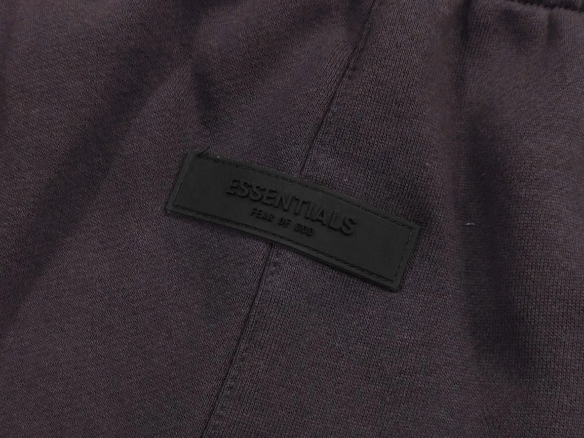 🦋Exclusive for cross-border supply, Hot Sale🦋80 【Purple】Essentials FW 23 Essentials Shorts Smoke Solid color elastic straight American heavyweight casual shorts for men and women Same Style ESSENTIALS was founded in Los Angeles, USA in 2018. The original intention of the establishment was to let more people wear affordable Versatile trendy items. In terms of fabric tailoring, it follows the same comfort and fineness as FEAR OF GOD, and the design is simplified from complexity, with the eye-catching "ESSENTIALS" LOGO running throughout. ESSENTIALS has been favored by fashion enthusiasts since its launch, and many European and American superstars are also its loyal buyers, such as KANYE WEST, JUSITN BIEBER, RIHANNA, etc. . . . . The most popular FOG color on the Internet is here, double-row silicone, the original custom-made fabric is soft and comfortable, no color difference, the custom-dyed rib collar is dyed in the same vat, the original Authentic designated flocking printing factory, there are few machines on the market that can produce a three-dimensional 3D feeling, the width and length of each letter and the 3D depth, etc., the ceiling of the industry, that is to say, you don’t need to look closely to know that it is 3D. In the details, we can see that the size of each corner of the hood is symmetrical and made of double-layer fabric. Factory’s great technology is that it can make each corner symmetrical so that it doesn’t look soft and floppy when worn, and it feels stiff. The original OVERSIZE version is full of high street style. Color: Light Black, Haze Blue, Plum, Seal Gray Size: XS-XL (maximum weight) Recommended: Same Style for men and women